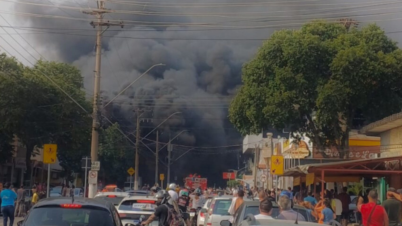 Incêndio de grandes proporções atinge loja de móveis e decoração em Aparecida