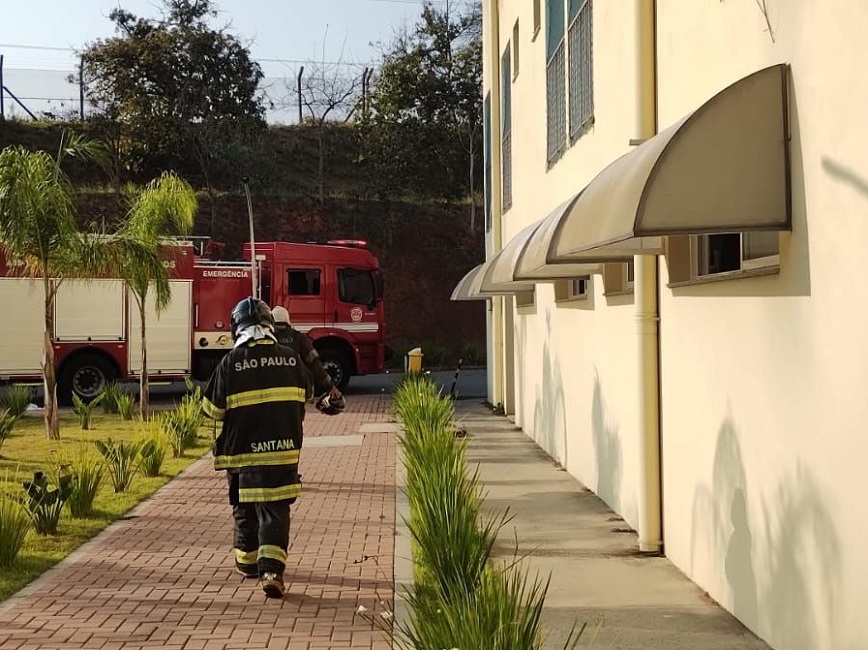 Bombeiros combate incêndio no hospital São Francisco de Assis, em Jacareí