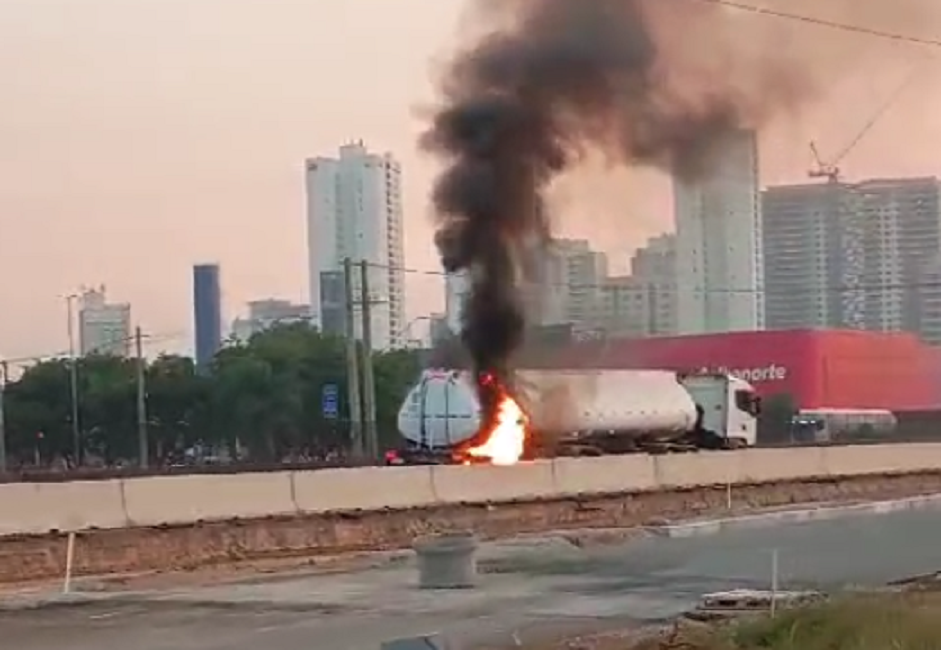 Caminhão-tanque pega fogo na Dutra, em São José dos Campos