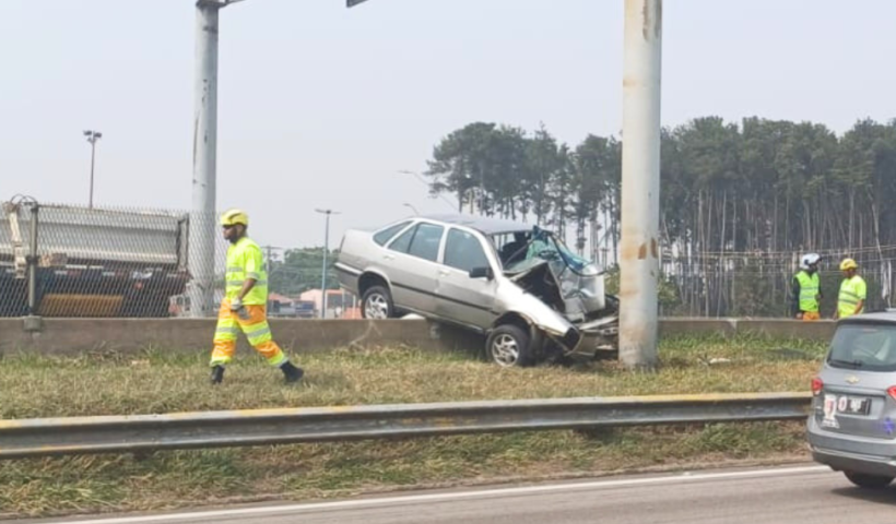 Carro se choca com barreira na Dutra, em São José