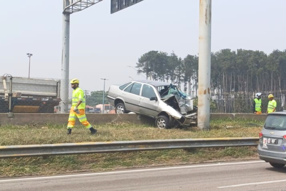 Carro se choca com barreira na Dutra, em São José