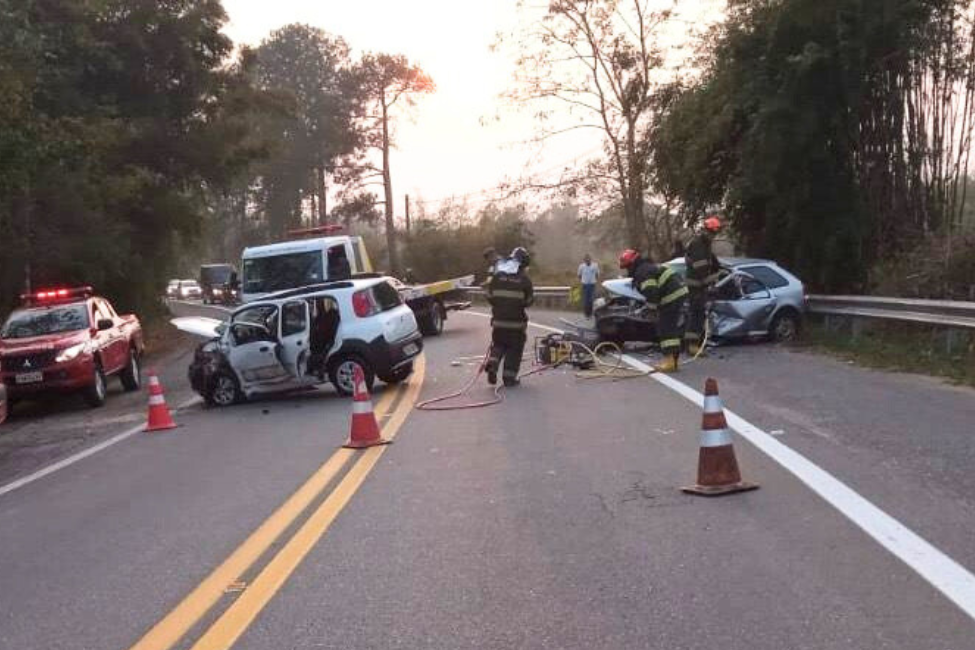 Colisão frontal entre veículos deixa 5 feridos em Cruzeiro