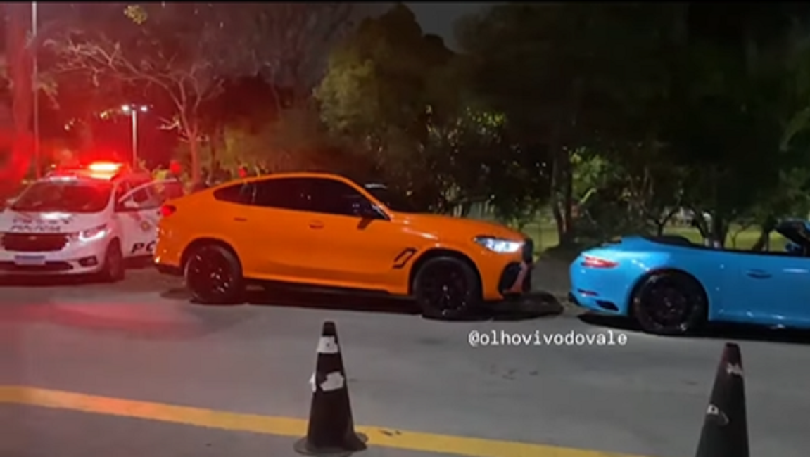 "Racha" em SJC termina com dois carros de luxo autuados pela Polícia