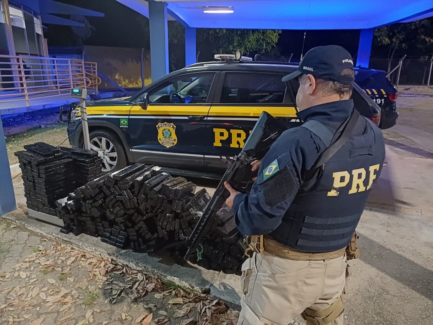 Duas mulheres são presas com 335 quilos de maconha na Dutra