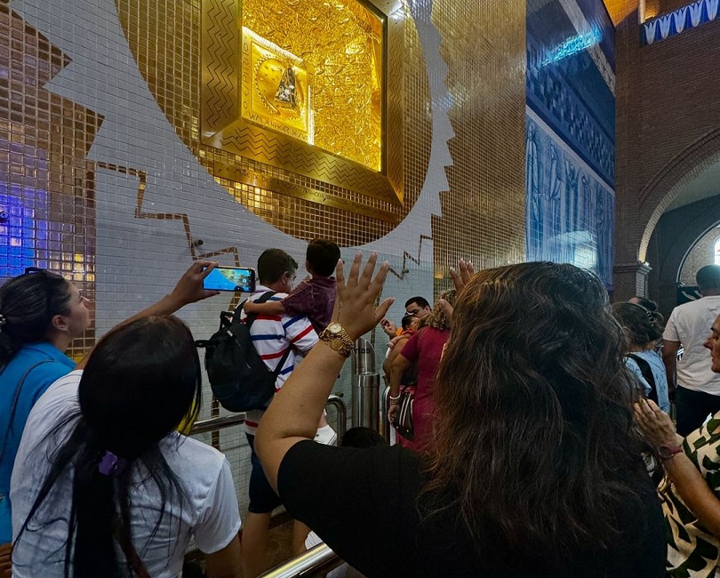 Em tratamento contra câncer, Preta Gil visita Santuário de Aparecida