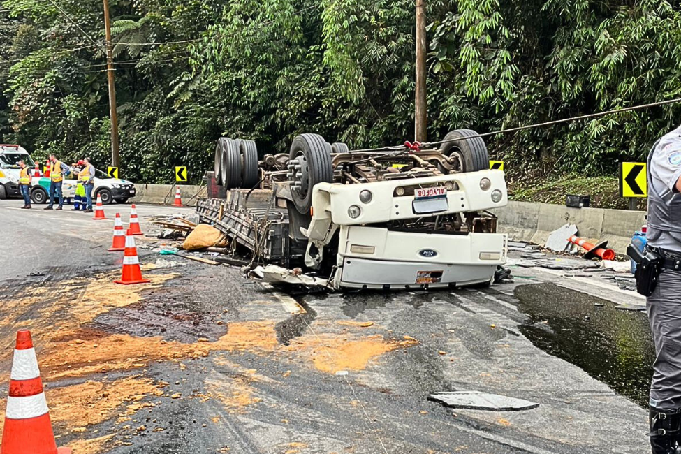 FOTOS: Caminhão tomba na Rodovia dos Tamoios, em Caraguá