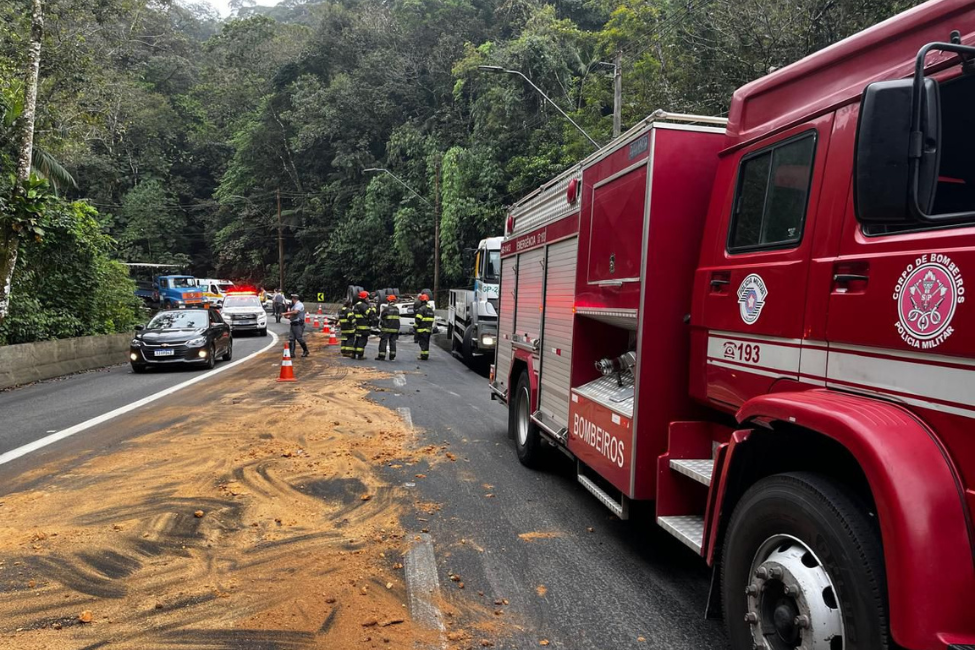 FOTOS: Caminhão tomba na Rodovia dos Tamoios, em Caraguá