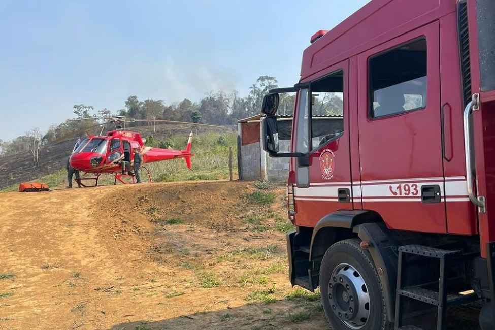 Corpo de Bombeiros trabalha na área afetada pelo fogo - Foto: Reprodução/Anderson Farias