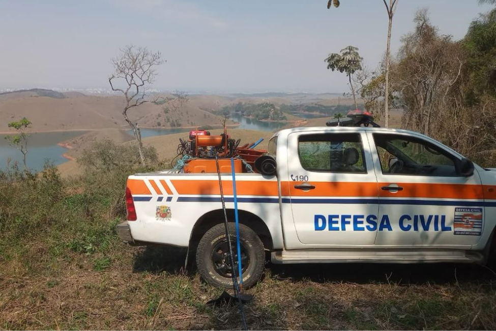 Defesa Civil trabalha na área afetada pelo fogo - Foto: Reprodução/Anderson Farias