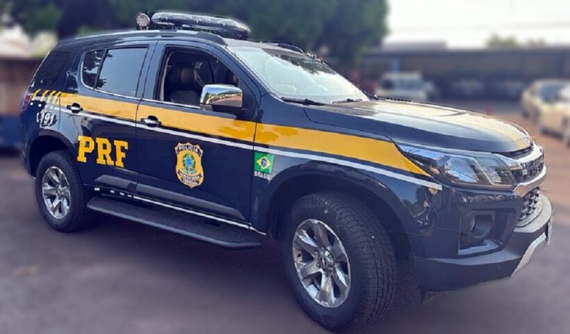 Carreta tomba e interdita faixa da Dutra em Pindamonhangaba