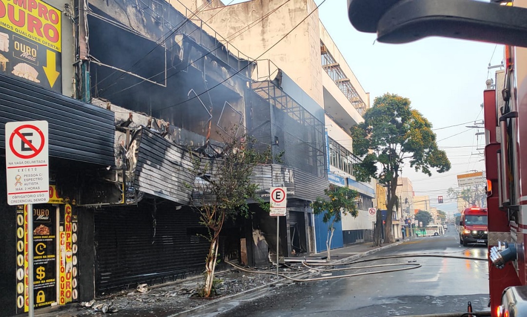 Incêndio destrói loja de bijuterias em Taubaté