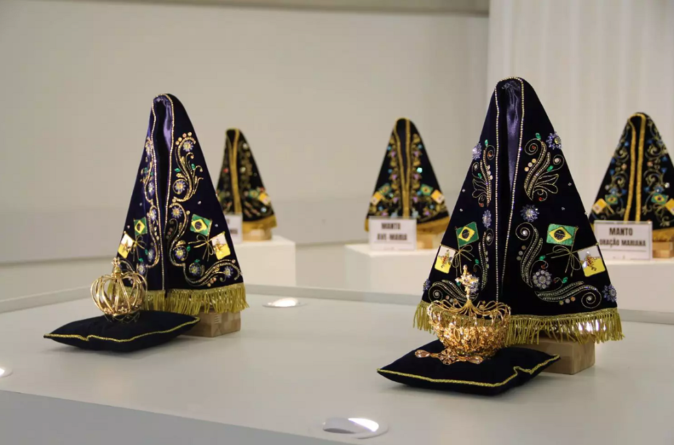 Novos mantos de Nossa Senhora são entregues para a Festa da Padroeira