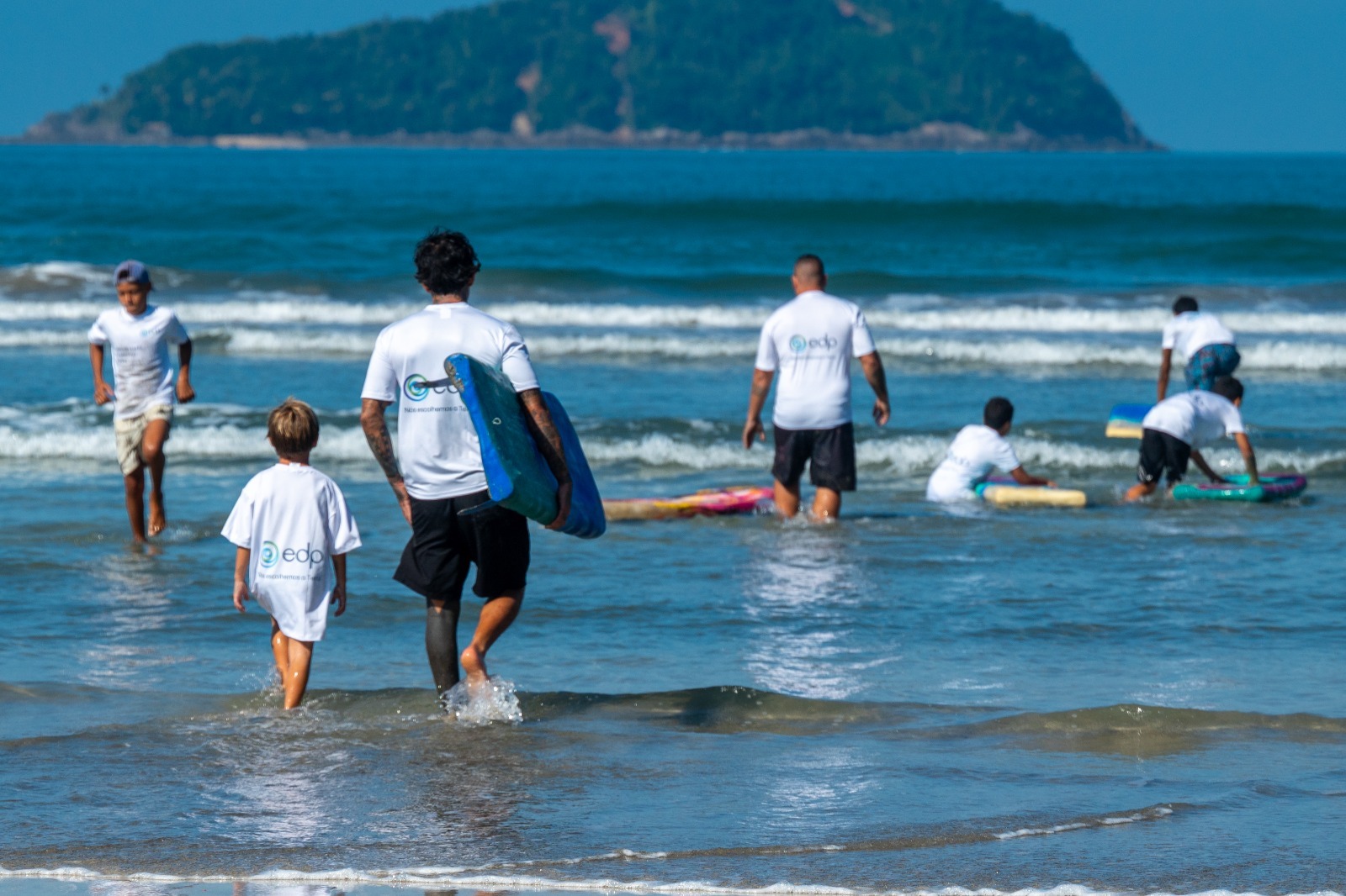 Praia do Camburi, em São Sebastião, recebe campanha de coleta de resíduos