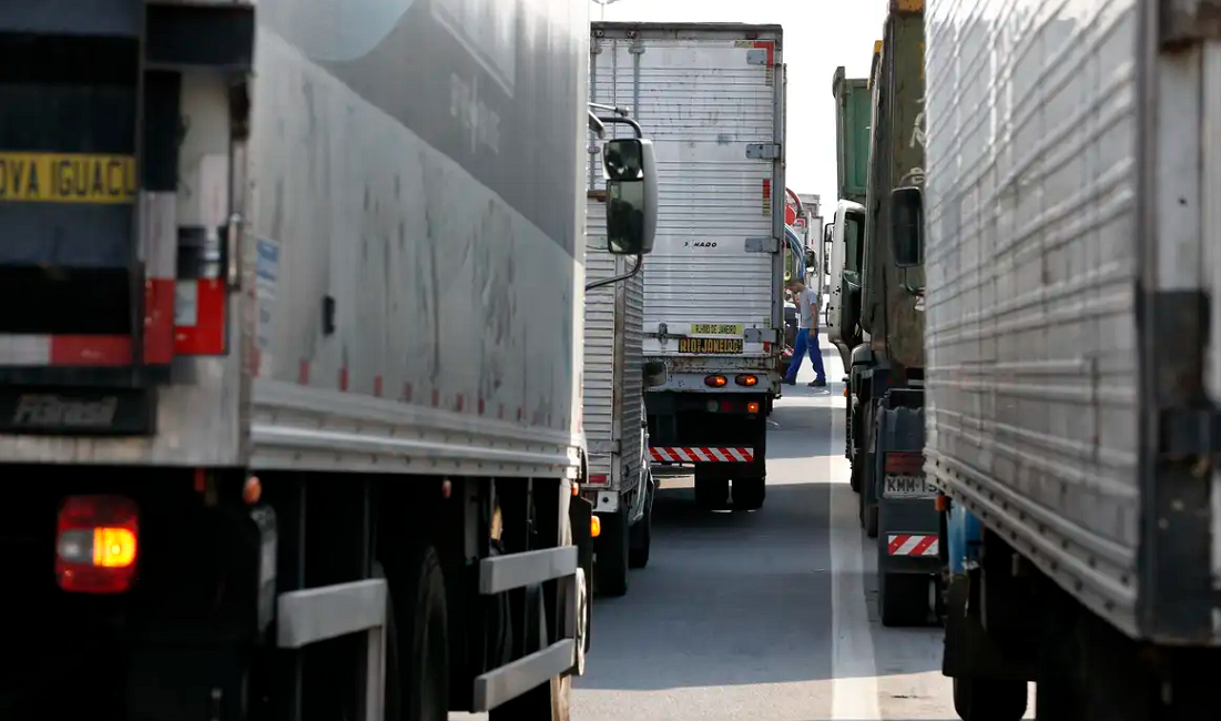 Taxação de eixos suspensos começa dia 12 na Rodovia dos Tamoios; entenda