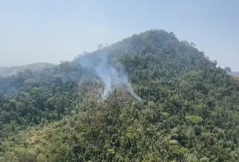 Vale do Paraíba segue com 2 focos de incêndios nesta quinta-feira (26). Na foto, Imagem aérea dos incêndios em São José do Barreiro, divulgada na quarta-feira (25) pela Defesa Civil.