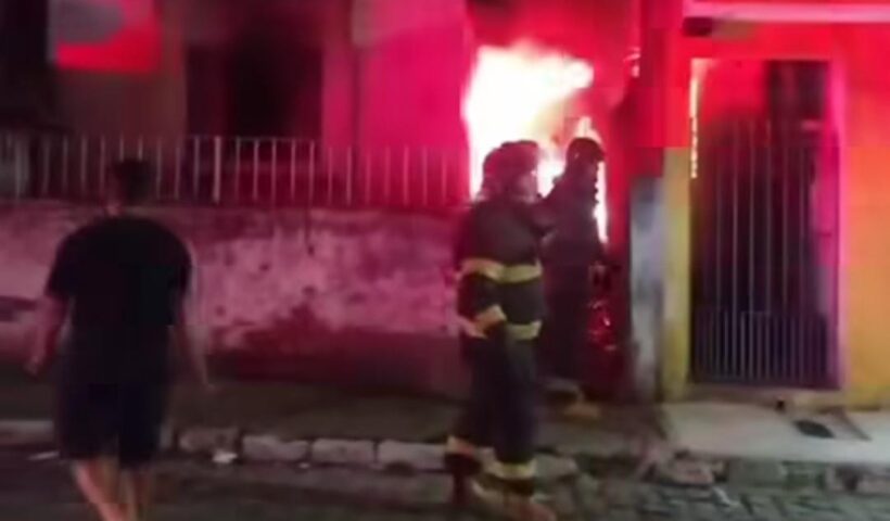 VÍDEO: Crianças são socorridas após incêndio em residência em Cruzeiro