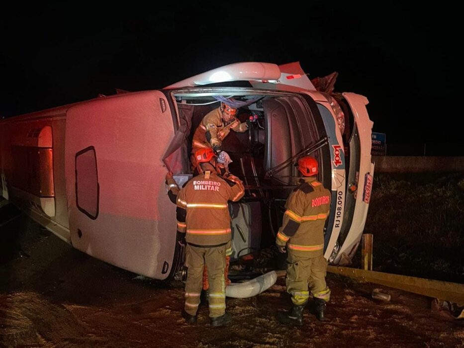 Ônibus com romeiros de Aparecida tomba na Dutra e deixa 29 feridos
