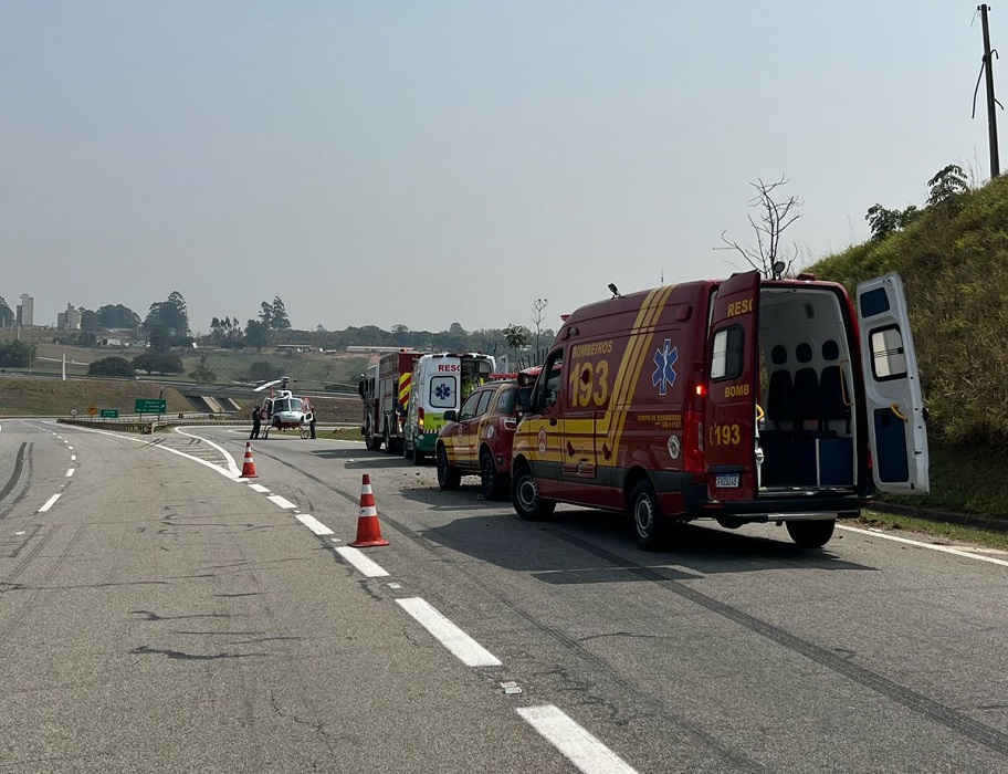 Acidente na Tamoios deixa quatro feridos em São José; criança é resgatada pelo Águia