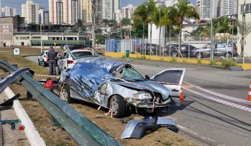 Acidente entre dois veículos deixa uma mulher morta e homem ferido, próximo ao Anel Viário de SJC