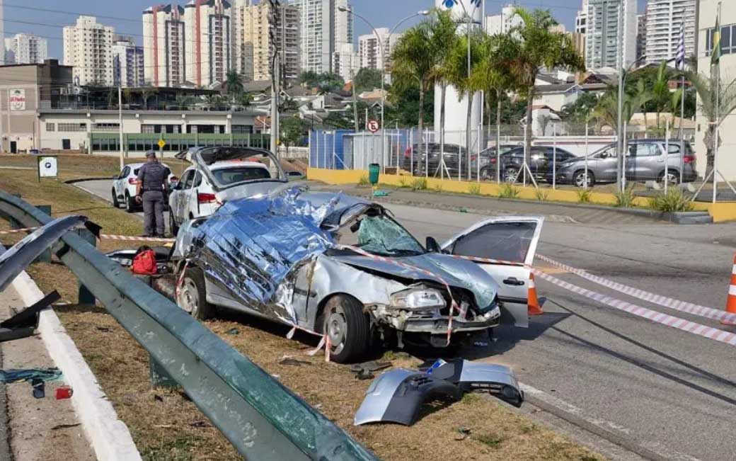 Acidente entre dois veículos deixa uma mulher morta e homem ferido, próximo ao Anel Viário de SJC