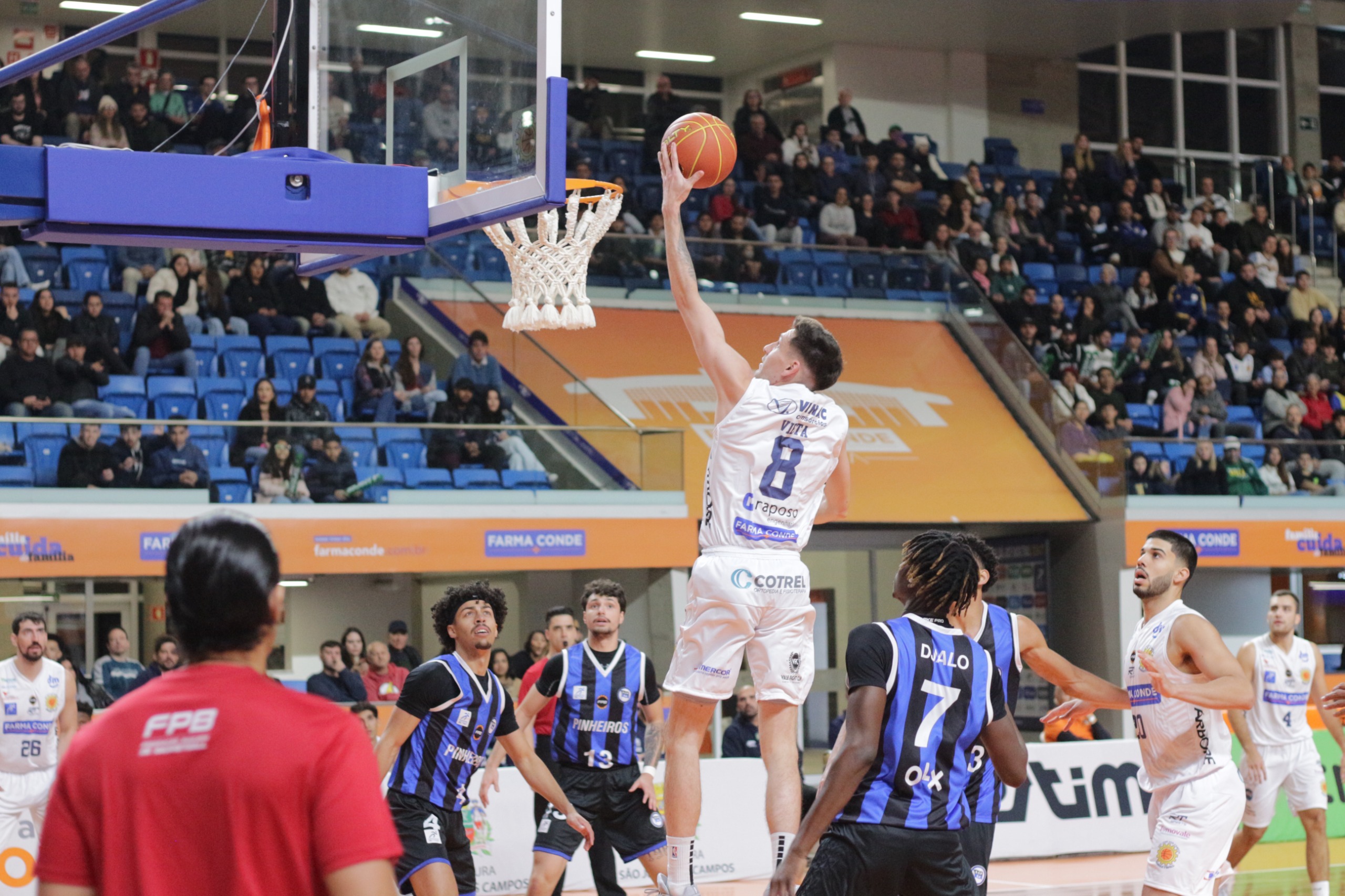 Na primeira fase, o São José Basketball venceu o Pinheiros, por 84 a 58, na Farma Conde Arena, em jogo disputado na quarta rodada.
