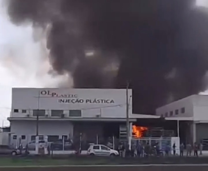 Incêndio de grandes proporções atinge galpão em Pindamonhangaba