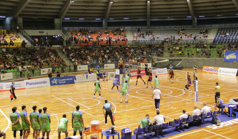 Torcida presente no Ginásio do Teatrão para jogo entre Vôlei São José e EC Praia Grande, pela segunda rodada do Campeonato Paulista