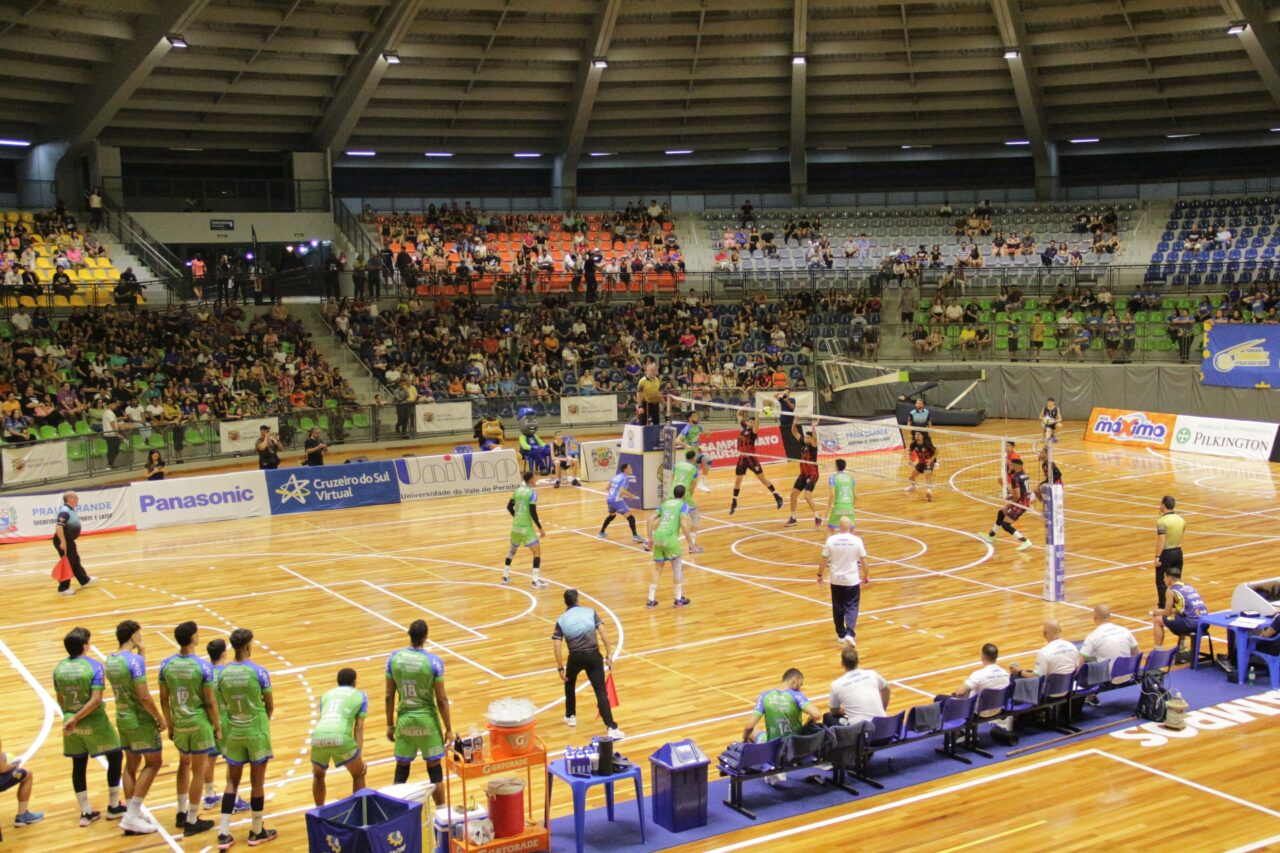 Torcida presente no Ginásio do Teatrão para jogo entre Vôlei São José e EC Praia Grande, pela segunda rodada do Campeonato Paulista