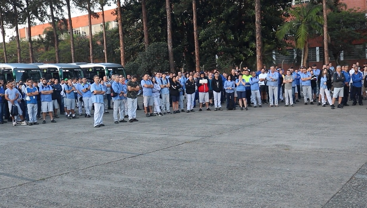trabalhadores da volkswagen de Taubaté em assembleia