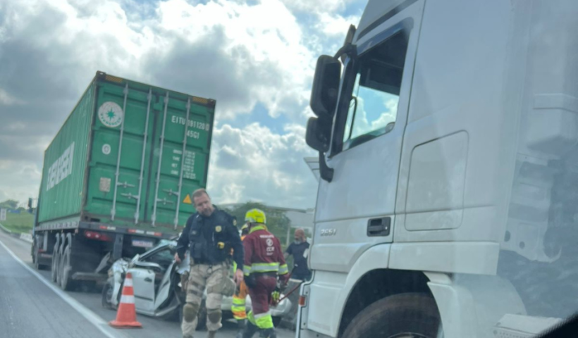 Carro é prensado entre dois caminhões na Via Dutra em Taubaté