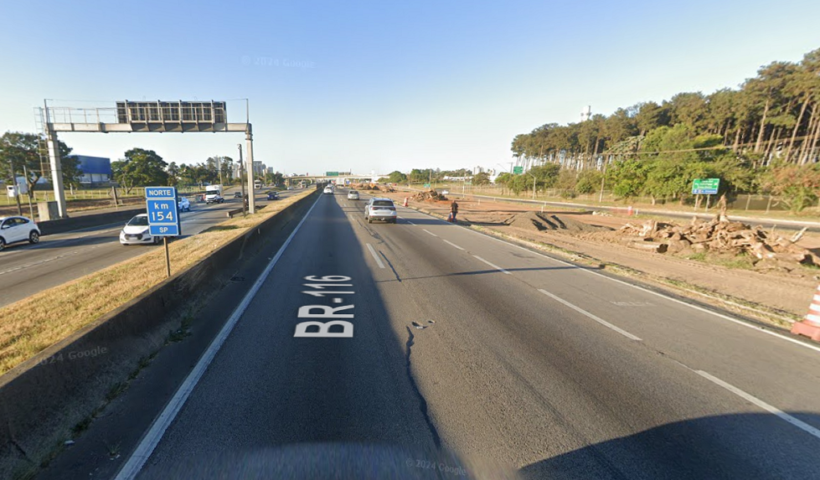 Engavetamento com 7 veículos na Via Dutra deixa dois feridos e gera lentidão de 8 km em SJC