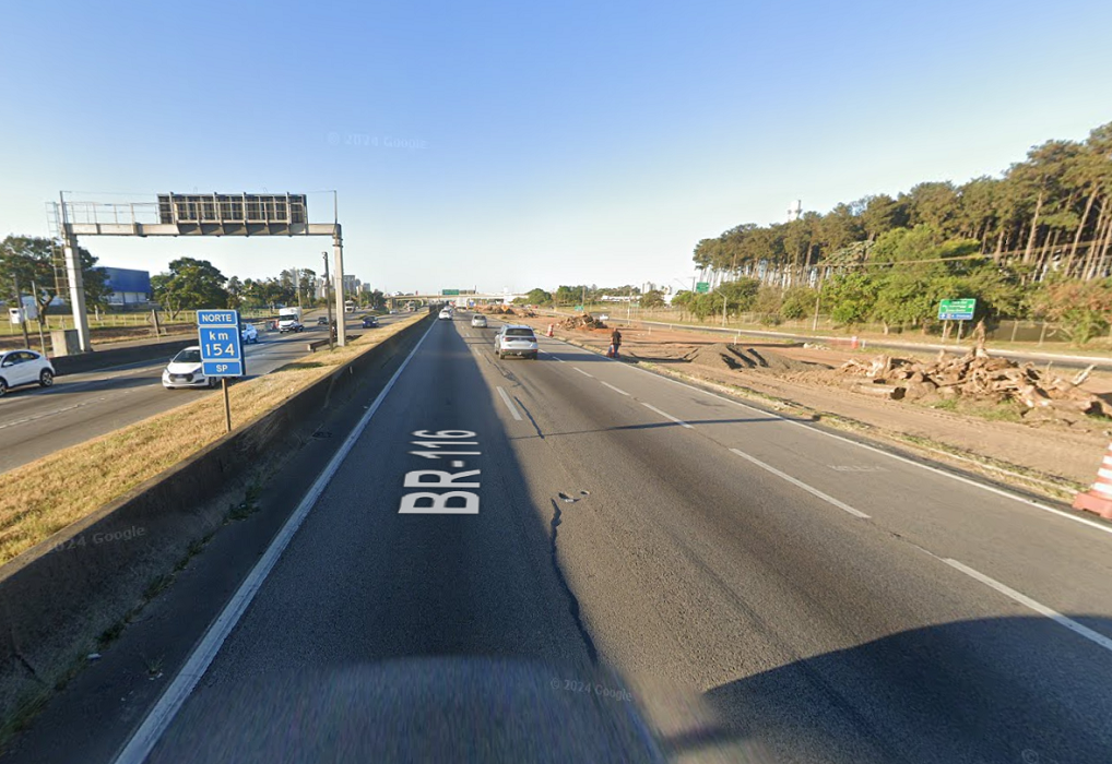 Engavetamento com 7 veículos na Via Dutra deixa dois feridos e gera lentidão de 8 km em SJC