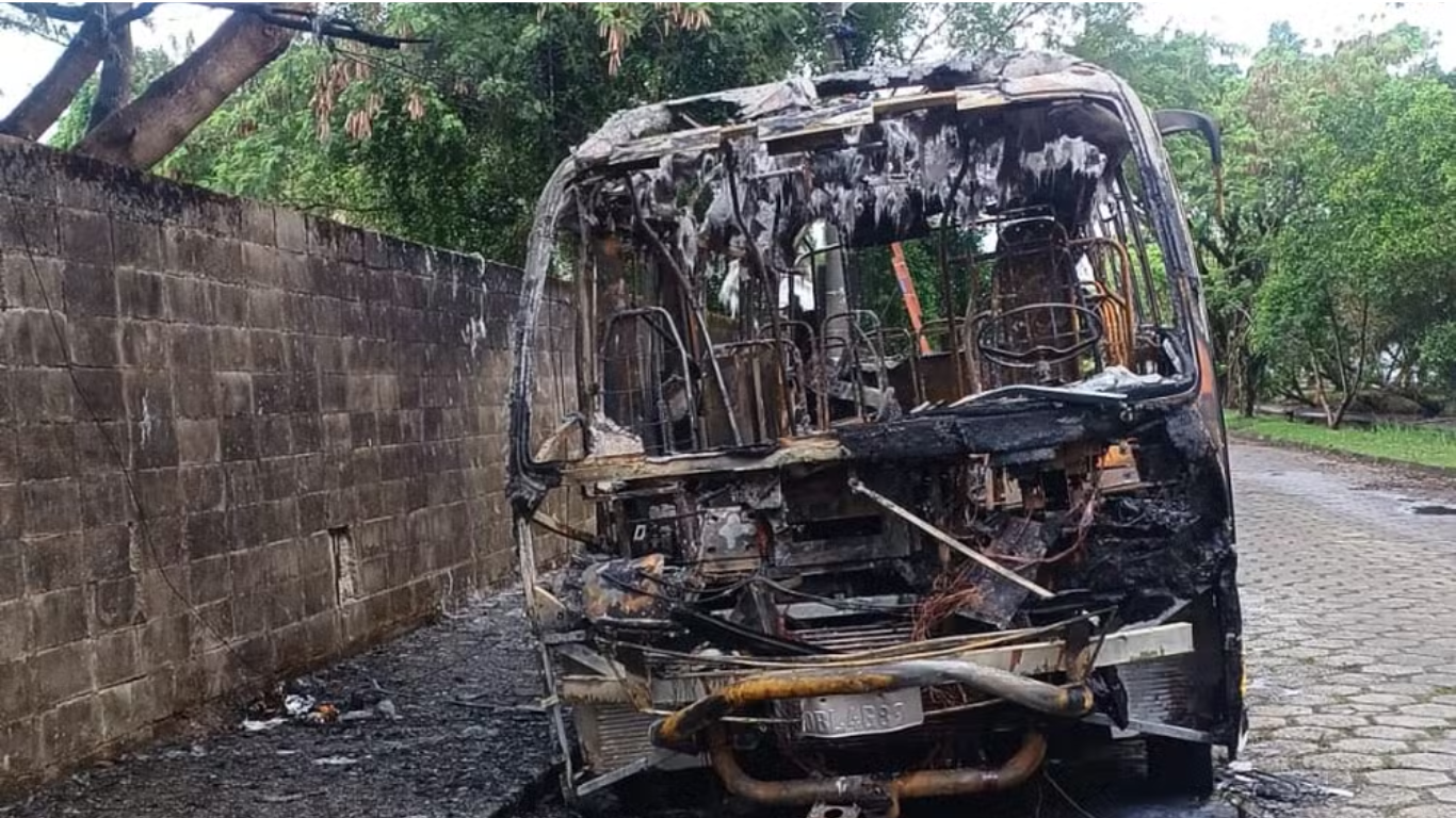 O fogo começou por volta de 1h em um bairro da região central de Caraguatatuba