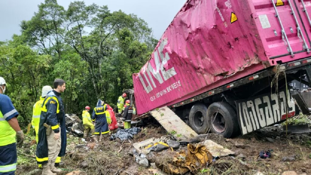 Nove pessoas morrem após carreta tombar sobre van com adolescentes, atletas de remo