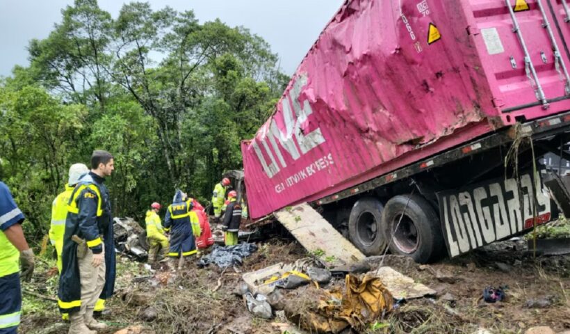 Nove pessoas morrem após carreta tombar sobre van com adolescentes, atletas de remo