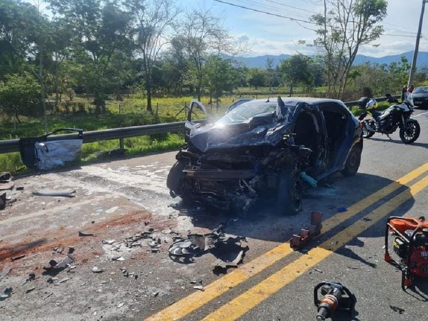 Três pessoas ficam feridas em colisão frontal na rodovia Floriano Rodrigues Pinheiro, em Taubaté