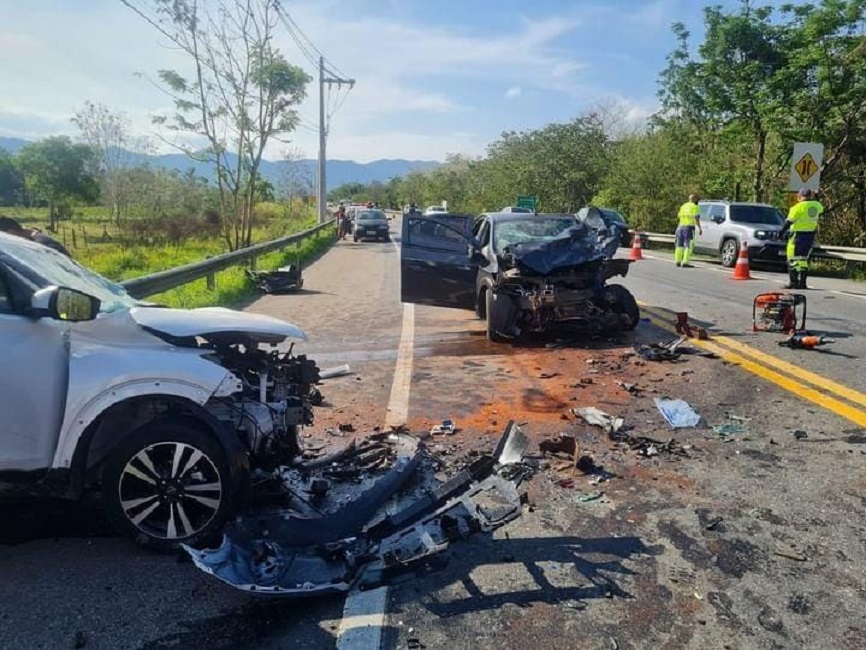 Três pessoas ficam feridas em colisão frontal na rodovia Floriano Rodrigues Pinheiro, em Taubaté
