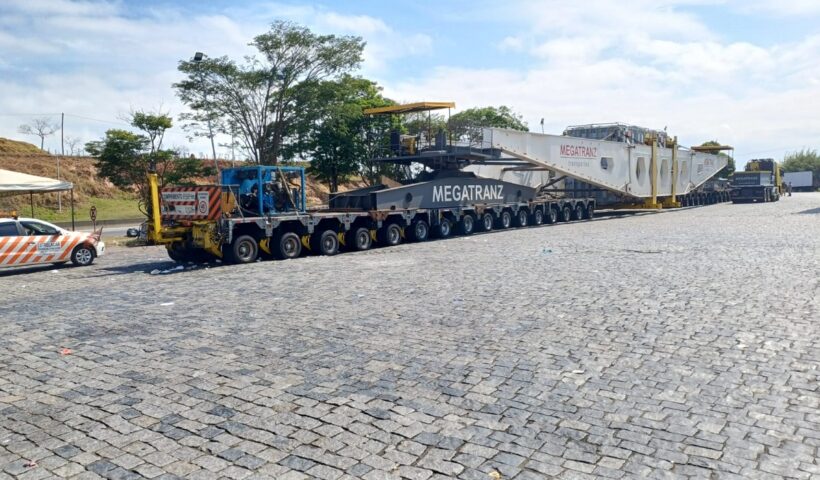 Carreta com carga especial deixa trânsito lento na Via Dutra, sentido Rio