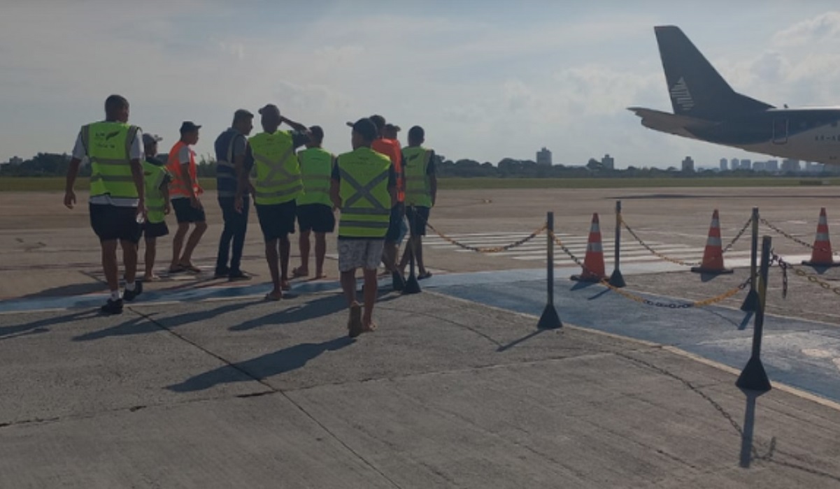 Jovens em medidas socioeducativas visitam o aeroporto de São José dos Campos