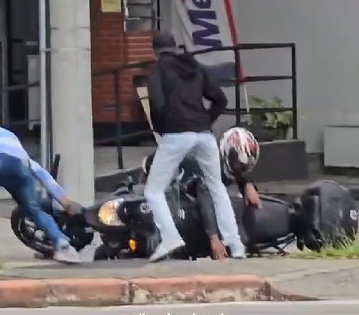 Motociclista é derrubado e agredido em assalto violento em São José dos Campos