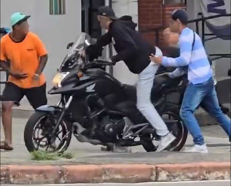 Suspeitos de roubo de motocicleta em São José são identificados pelo CSI