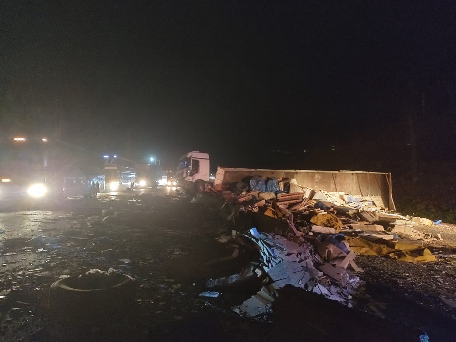 Acidente na Via Dutra: caminhão colide e parte da carga é saqueada