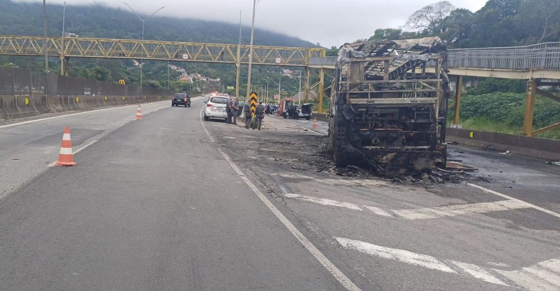 Torcedores do Cruzeiro são atacados por rivais em emboscada na Fernão Dias; há 1 morto no conflito