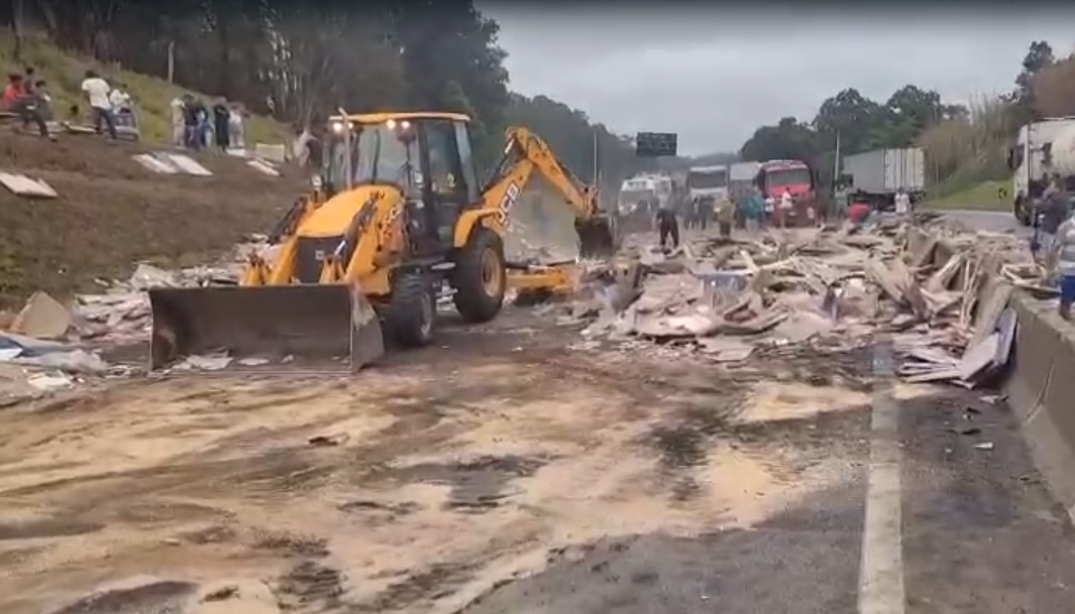 Acidente na Via Dutra: caminhão colide e parte da carga é saqueada
