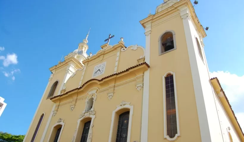 Fachada da Catedral de São Francisco das Chagas, em Taubaté