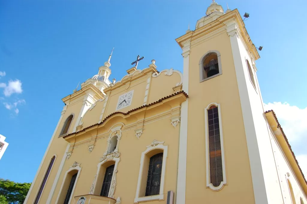 Fachada da Catedral de São Francisco das Chagas, em Taubaté