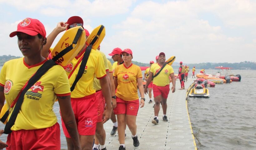Corpo de Bombeiros abre mais de 100 vagas para guarda-vidas temporários no Litoral Norte de SP