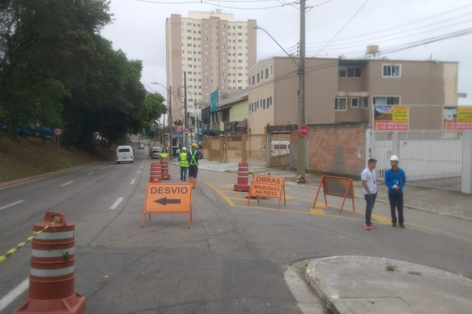 Obras de galeria pluvial interditam via no Jardim Satélite, em SJC