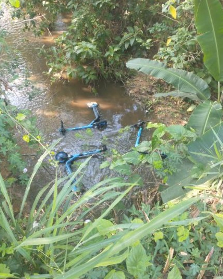Patinetes são encontrados em córrego, em São José dos Campos