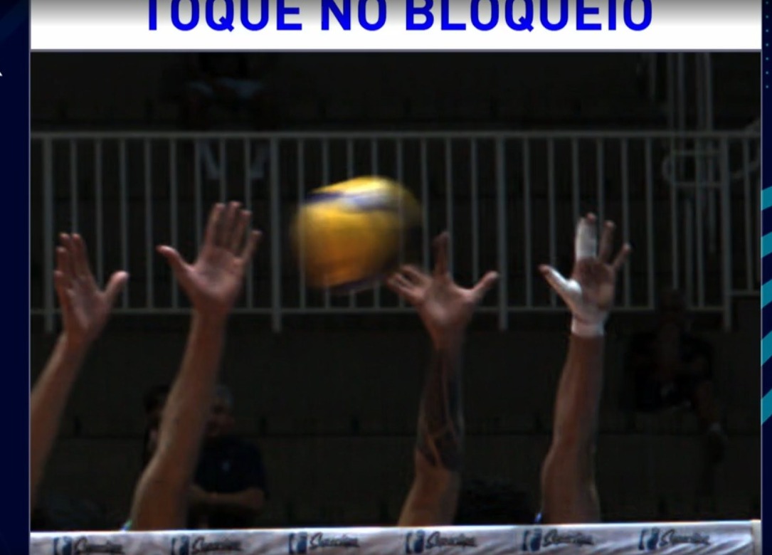 Lance mostrado pelo VAR que gerou a polemica